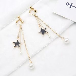 Black star earring